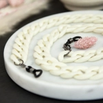 Łańcuszek do okularów akrylowy, kremowy