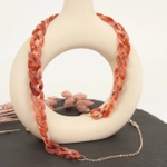 Łańcuszek do okularów akrylowo-metalowy, koralowy/różowe złoto